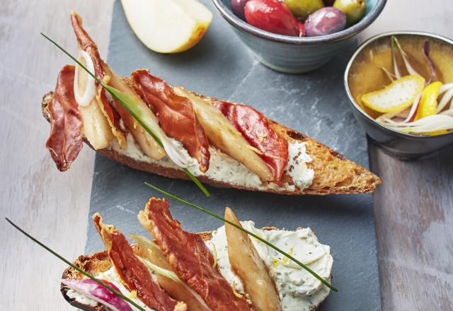 Bruschetta de Tartare® Ail Sauvage, poire caramélisée & croustillant de jambon de Parme