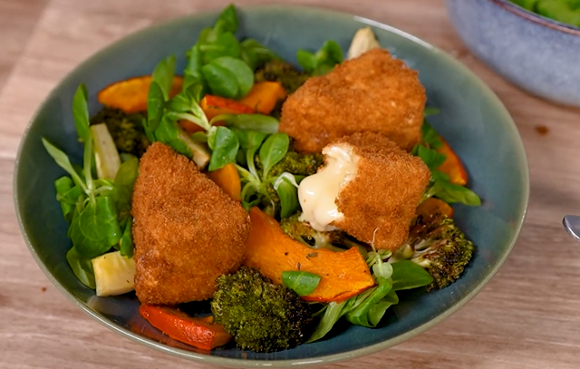 Salade d’hiver au camembert pané