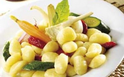 Gnocchi en barigoule d'artichauts et petits légumes