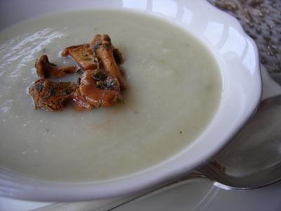 Soupe de choux-fleurs aux girolles et huile de truffe blanche