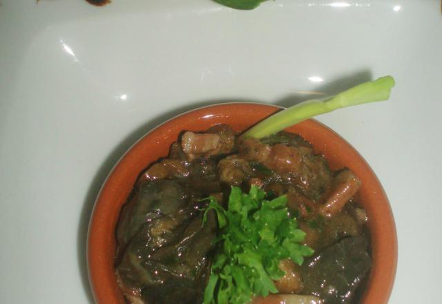 Cassolette d'escargots au vin, lardons,et champignons