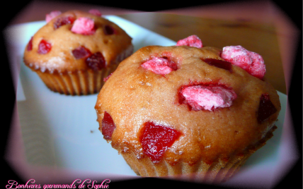 Muffins aux pralines roses et fraises séchées