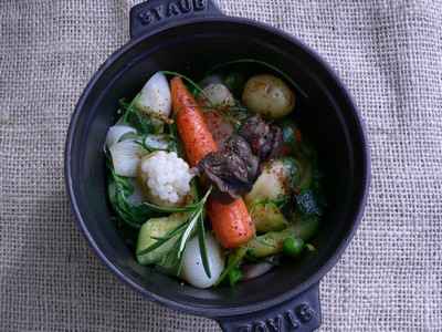 Cocotte de légumes de printemps, brochette et caviar d'escargot