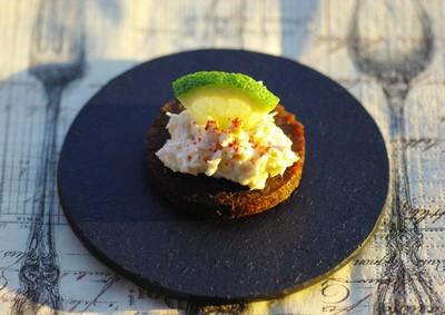 Toasts de pumpernickel au saumon et au rondelé