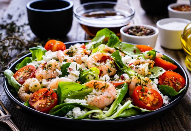 Salade de crevettes avec tomates et féta