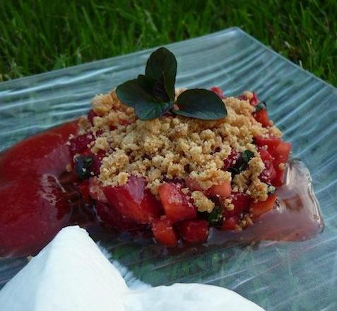 Crumble aux fraises marinées à la menthe