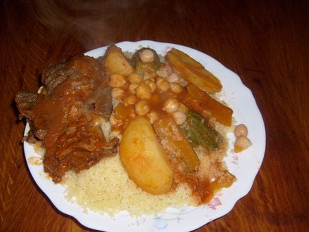 Couscous aux légumes, colliers d'agneau et cuisses de poulet