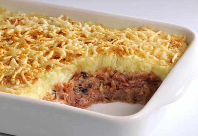 “C’est le plat réconfortant à partager” : Cyril Lignac va vous régaler avec sa recette de hachis parmentier de canard à la crème de parmesan !