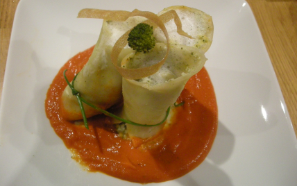 Cannelloni de brocoli à la ricotta, sur son coulis de poivrons/tomates, et accompagné de son infusion au basilic