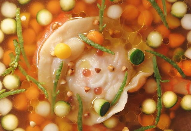 Consommé de crevettes, ravioles et billes de légumes