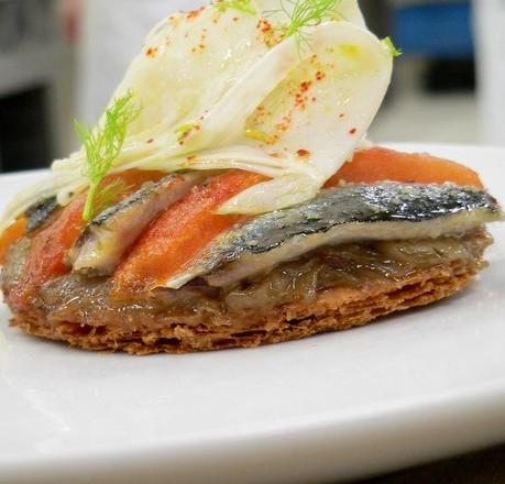 Tarte fine à la tomate et sardine, moutarde et fenouil