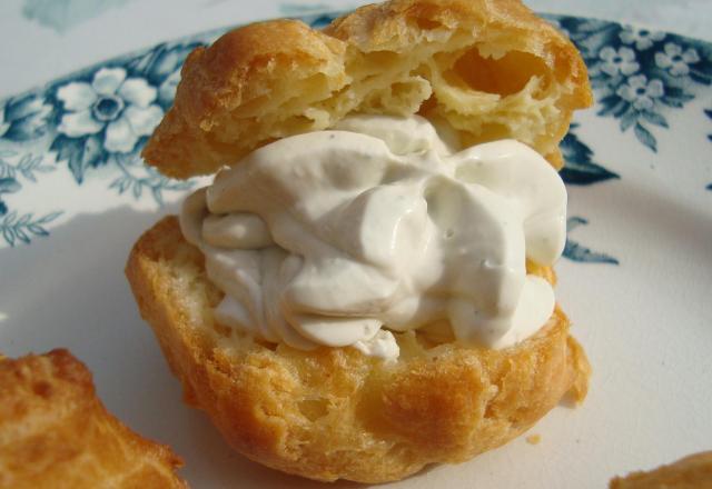 Gougères et chantilly à la Fourme d'Ambert