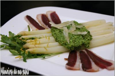 Asperges au pesto de roquette aux pistaches