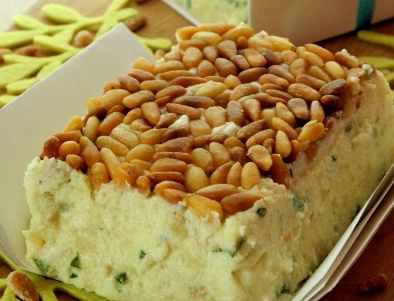 Terrine de pommes de terre aux herbes fraîches, pignons et Roquefort Papillon