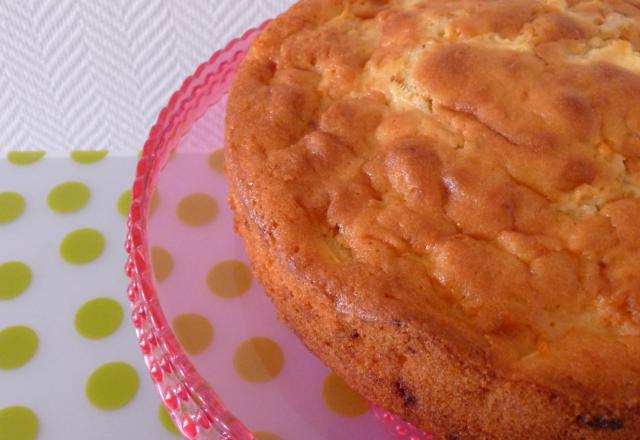 Gâteau aux pommes au beurré salé et pépites de chocolat au lait