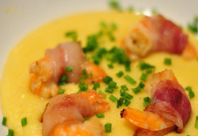 Polenta crémeuse au mascarpone et crevettes au lard