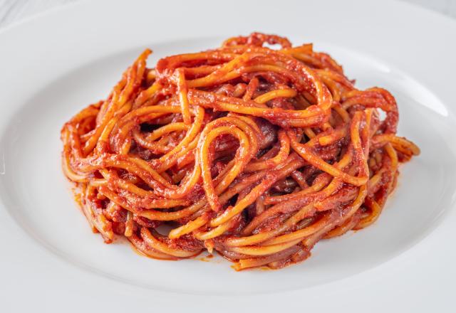 Découvrez cette recette italienne pour cuire les pâtes directement dans la sauce tomate, pour un maximum de saveurs