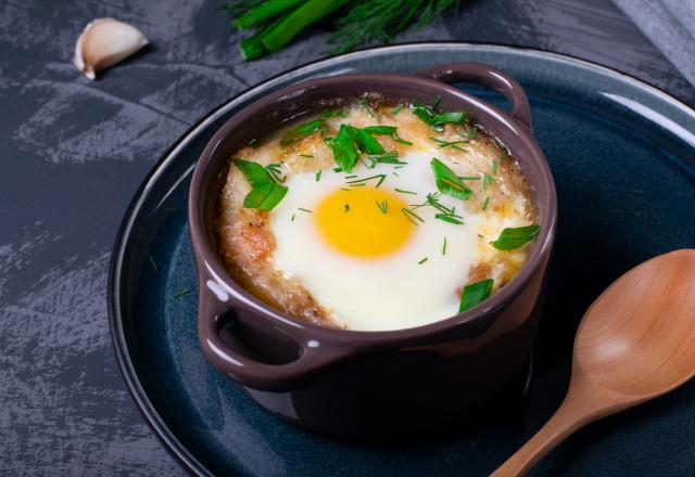 C’est la recette parfaite du dimanche soir : un oeuf cocotte au reblochon, simple et réconfortant