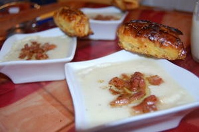 Velouté de chou-fleur, lardons et flûte de sésame