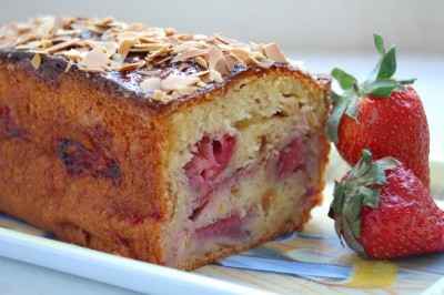 Cake aux fraises, miel et amandes