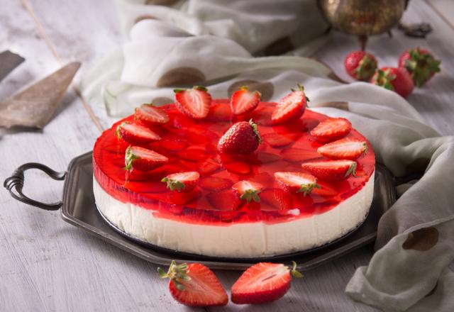 Simone Zanoni partage sa recette ultra rafraîchissante de cheesecake glacé aux fraises, idéale pour les beaux jours !