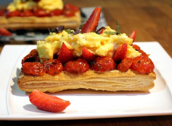 Tarte fine aux œufs brouillés, fraises fraiches & tomates confites