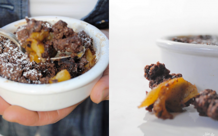 Crumble fondant au chocolat et pommes poêlées à la cannelle