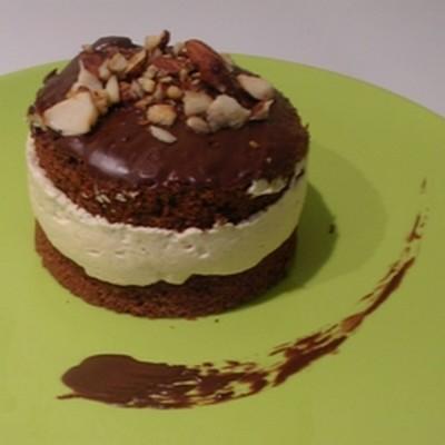 Gâteau au chocolat, à la pomme de terre, chantilly au café et amandes grillées