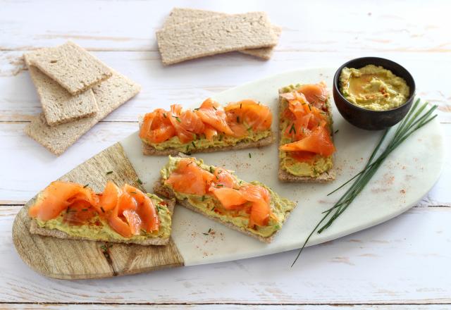 Tartines craquantes au houmous d'avocat et saumon fumé