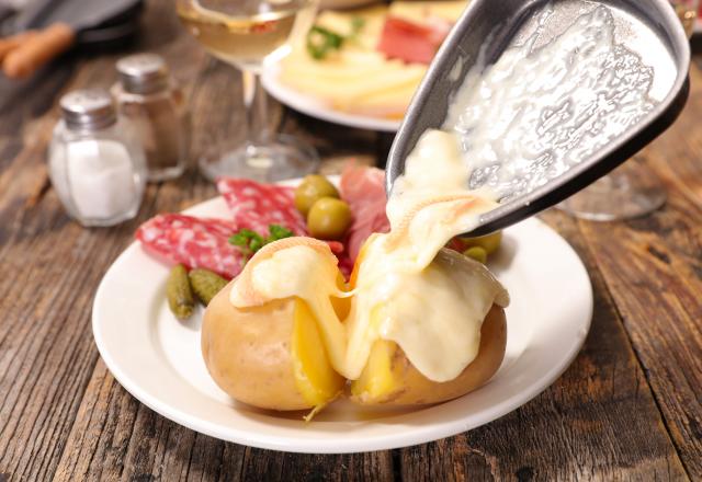 Avant l'arrivée du printemps, cette pomme de terre au four façon raclette est la recette qu’il vous faut !