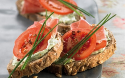 Tartine de Tomate de France en grappe à la brousse