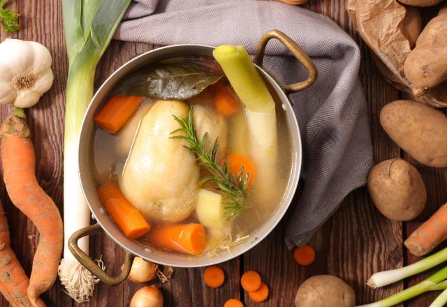 “Très bonne recette, facile, et bon marché” : voici notre meilleure recette de poule au pot, ce grand classique si réconfortant en hiver