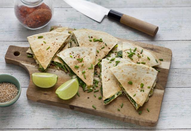 Quesadillas aux pousses d'épinard, oignons et feta