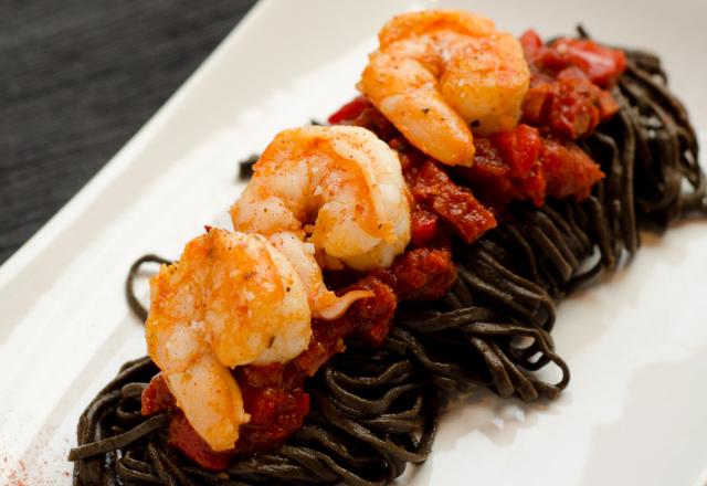 Linguine à l'encre de seiche, poivrons grillés, gambas et pimentón