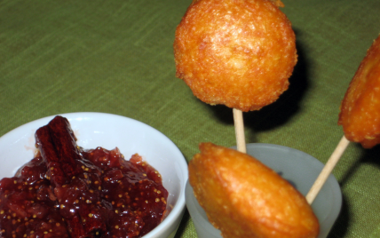 Sucettes de fromage de biquette, chutney d'automne pommes-figues aux épices