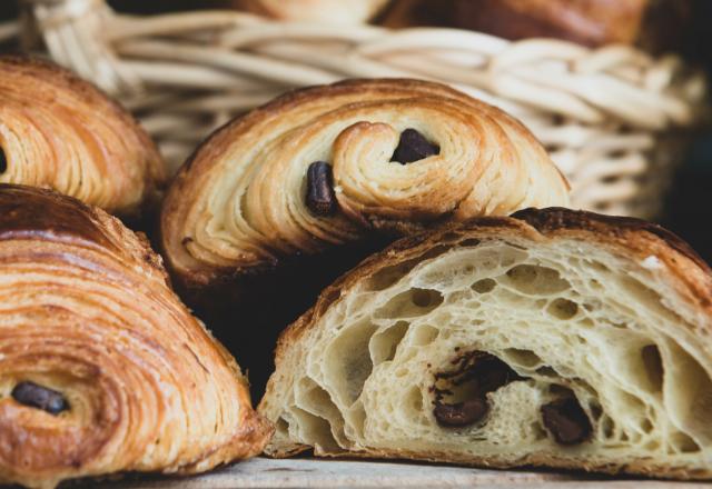 “Une recette que j’ai apprise de mes patrons” : le boulanger qui fait le meilleur pain au chocolat de France livre son secret