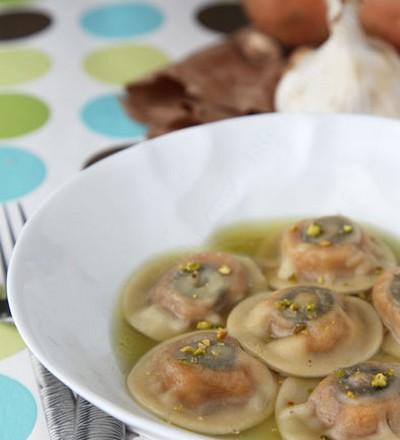 Ravioles végétariennes à l'ail et à la patate douce accompagnées de leur bouillon vert