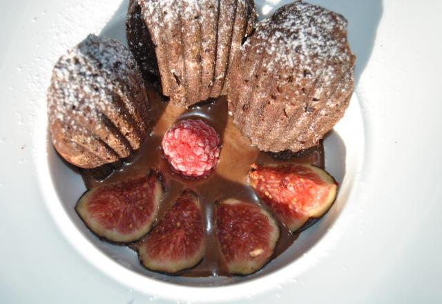 Madeleines au chocolat noir et sa sauce au chocolat au lait