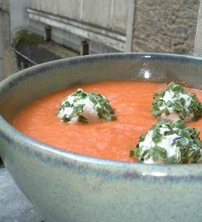 Gaspacho onctueux et billes de chèvre