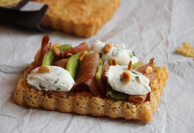 Pain à la crème de Saint-Agur, Speck, kiwi et pignons de pin, quenelles de Carré Frais au citron vert et ciboulette