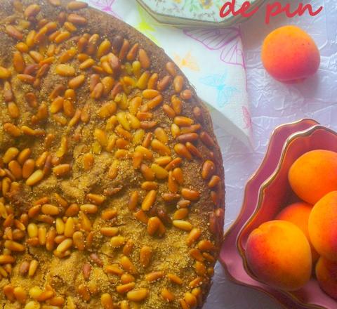 Gâteau moelleux aux abricots et aux pignons de pin