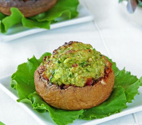 Champignons farcis au chorizo et pesto de courgette