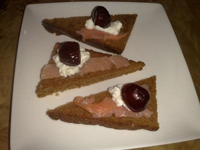 Toast de pain d'épices au saumon et au cottagecheese