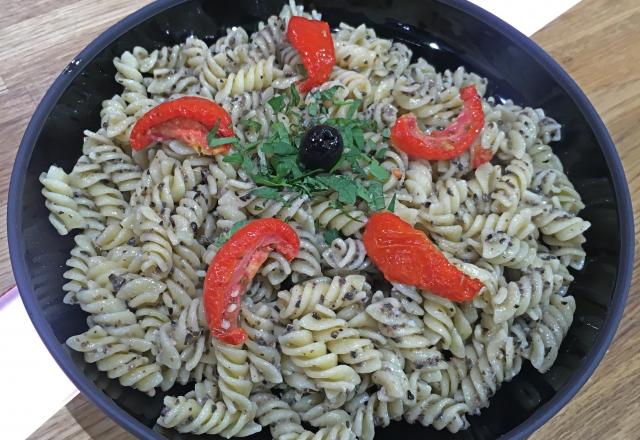 Fusilli à la crème d'olive et aux pétales de tomates confites