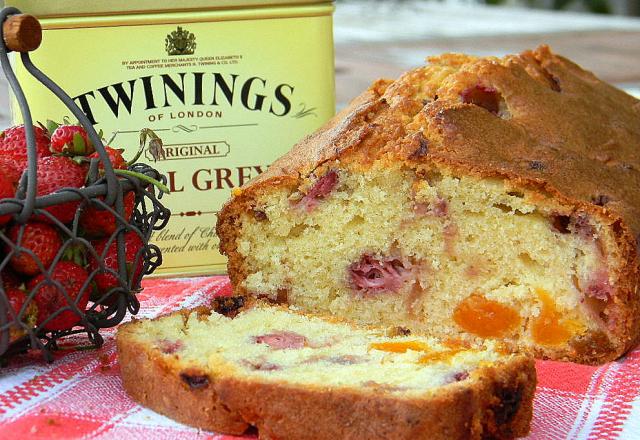 Cake aux fraises des bois, abricots à l'earl grey et baies roses