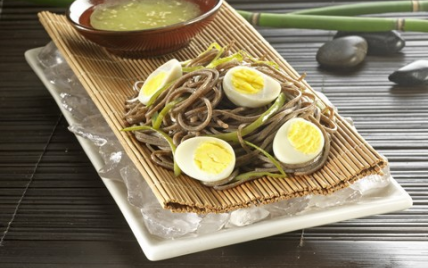 Salade de nouilles Soba et magret de canard aux graines de sésame grillées