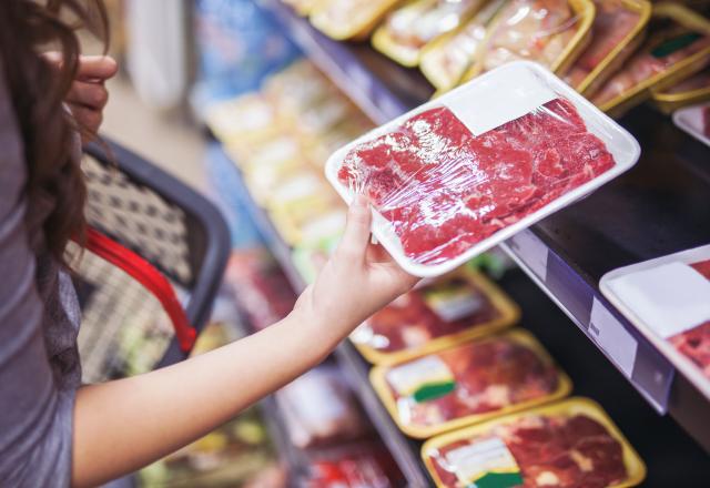 Vous n'avez peut-être jamais remarqué cet élément des barquettes de viande et pourtant il est indispensable !