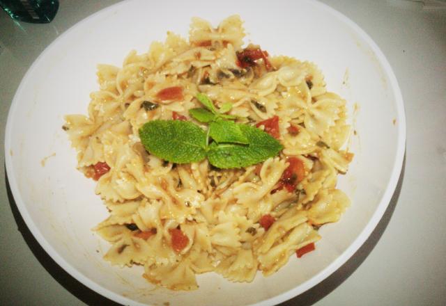 Farfalles aux tomates, champignons et menthe