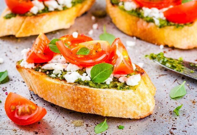 Crostini au pesto, féta, tomates cerises et basilic