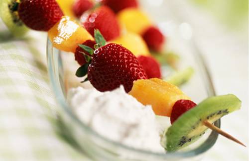 Brochettes de fruits et crème au citron